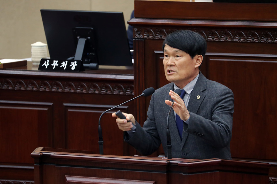 23일 충북도의회 정책복지위원회 임시회에서 이상정(더불어민주당) 충북도의원은 최승환 보건복지국장에게 ‘5‧18 광주민주화운동부상자회’ 지원 문제에 대해 질의했다.