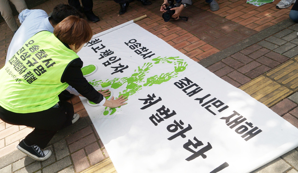 결의 대회 참석 대표자들이 '진상규명 끝까지 함께 하겠다'는 다짐을 담아 초록 리본 모양으로 손도장을 찍는 퍼포먼스를 진행했다.