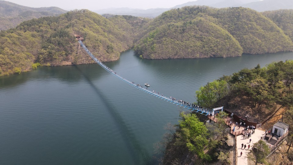진천군의 새로운 명소로 떠오른 미르309출렁다리(사진=진천군청).