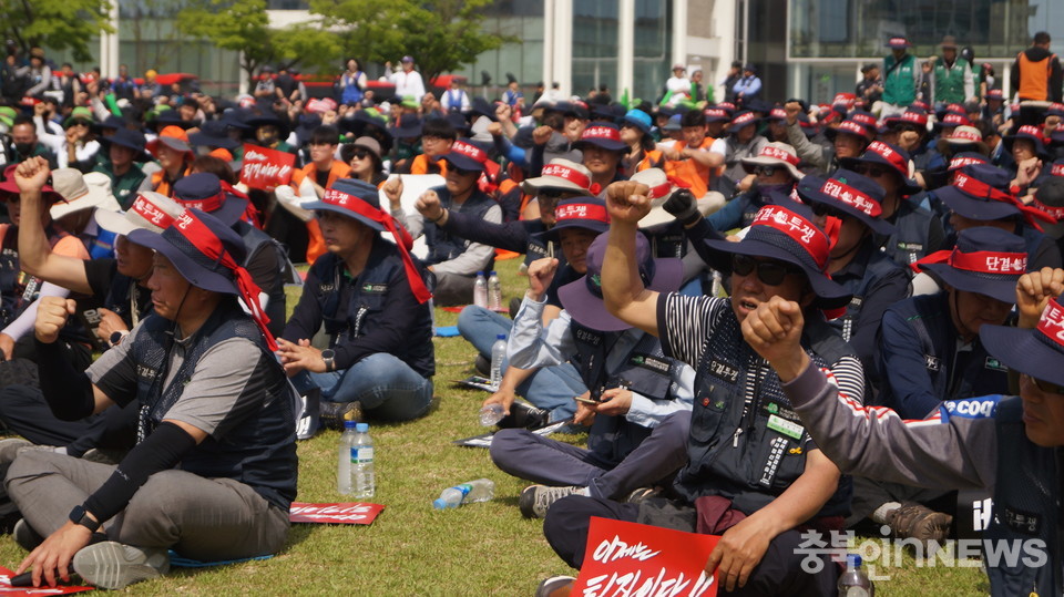 건설노조 조합원들이 '윤석열 퇴진' 구호를 외치고 있다.