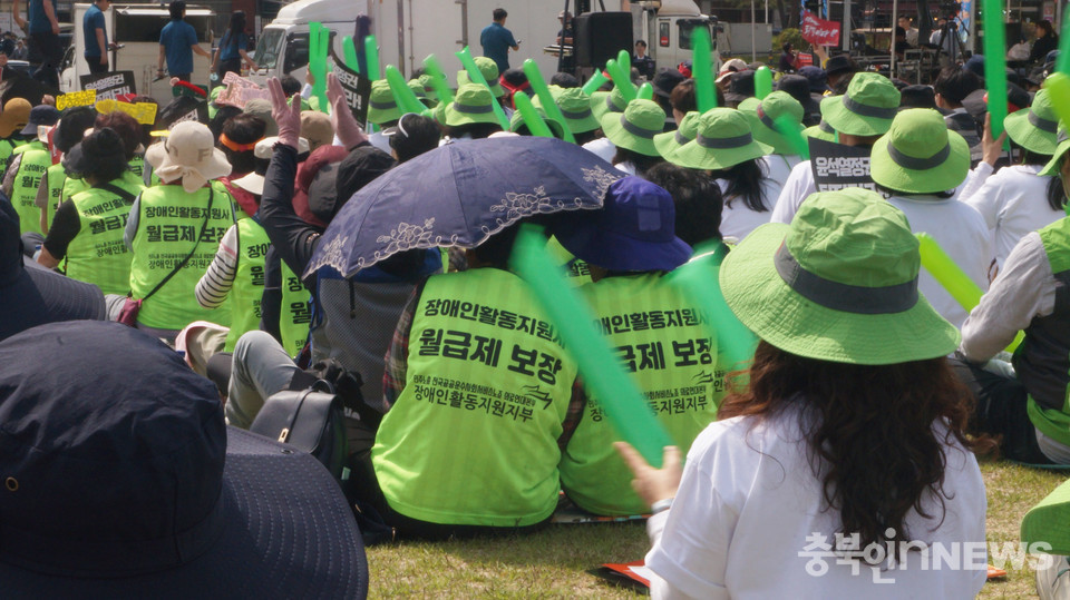 대회에 참석한 장애인활동지원사들. 공공운수노조 장애인활동지원지부 권임경 지회장은 “저임금 돌봄노동자의 고통을 외면하는 정부”라 규탄하며 장애인 활동지원사들의 노동자성과 생활임금 보장을 촉구했다.