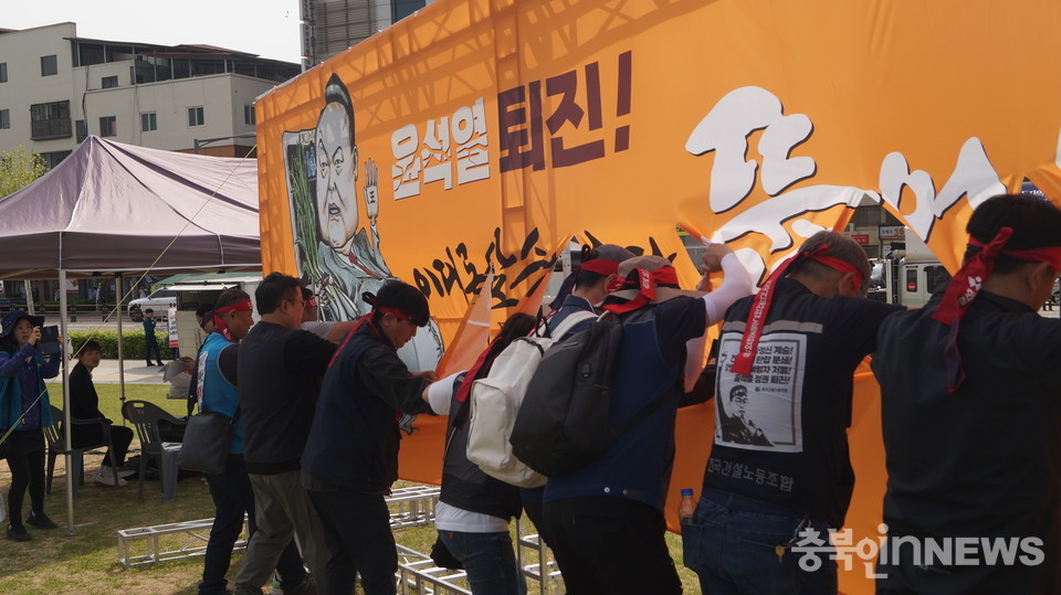 산별노조 대표자들이 정권 퇴진을 촉구하며 '이대론 살수없다 뚫어'라고 적힌 현수막을 찢는 퍼포먼스를 진행하고 있다.