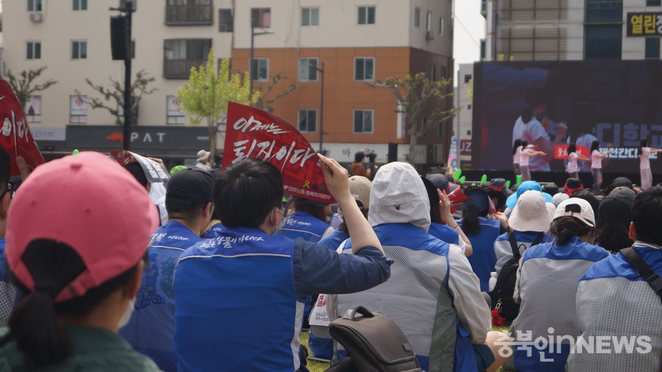 참가자들이 제천간디학교의 연대 공연을 바라보고 있다. 학생들은 “현재의 안전한 일터가 미래 청소년들의 안전한 일터”라며 "부당하게 해고당하지 않고 불안에 떨며 일하지 않아도 되는 사회가 만들어 지길 바란다”며 연대의 뜻을 밝혔다.