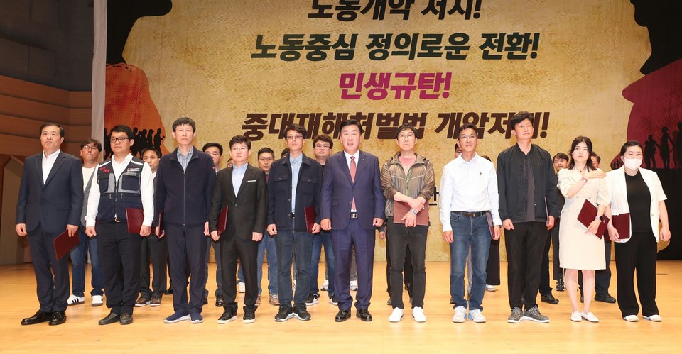 청주시의회가 시내버스 노동자의 노동기본권을 침해하는 결의안을 채택해 논란이 일고 있는 가운데 노동인권 관련 조례가 조문만 남은 빈껍데기로 전락한 것으로 나타났다. 사진은 지난 30일 한국노총충북본부가 개최한 134주년 노동절 기념식에 이범석 청주시장(가운데)이 참가한 모습(사진=청주시청)