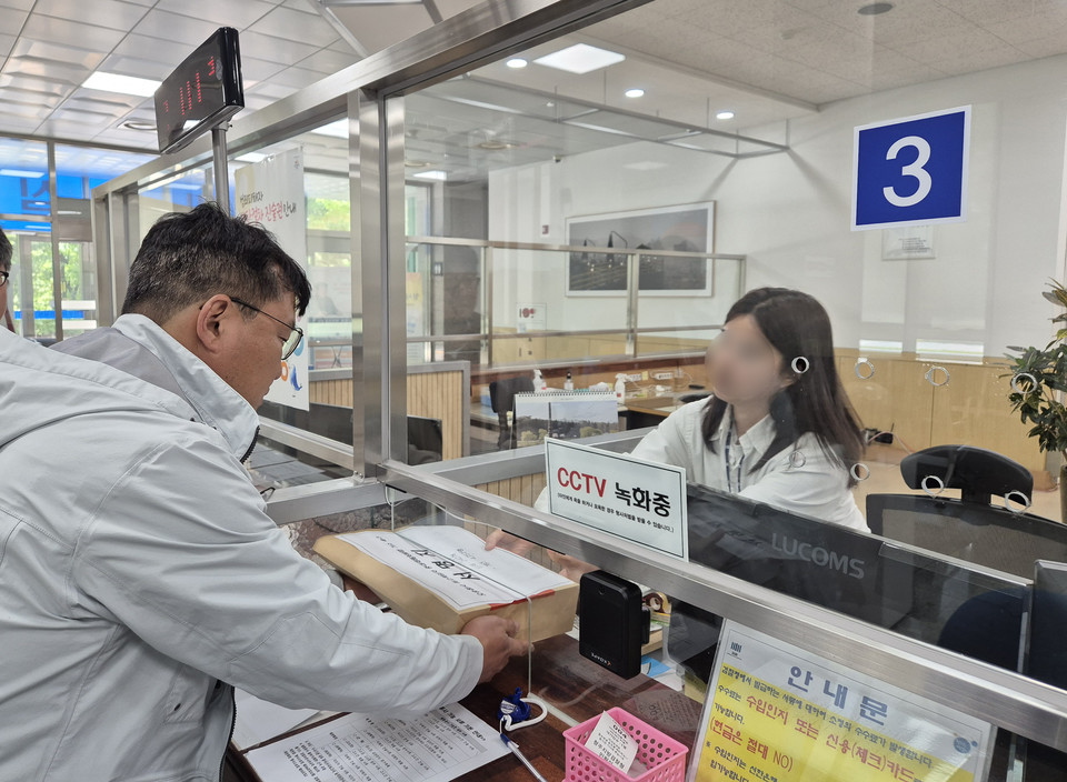 오송참사시민대책위가 청주지검에 오송참사 기소 촉구 서명지를 전달하고 있다. (오송참사시민대책위 제공)