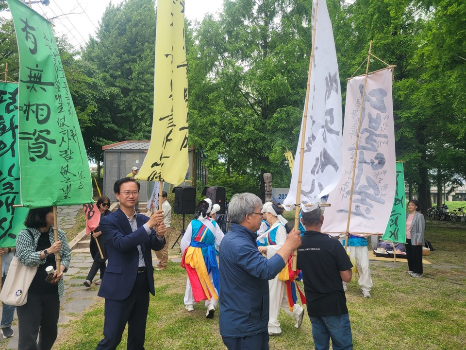 국가기념일로 지정된지 여섯 번째 해를 맞는 11일, ‘2022년 충북 동학농민혁명 국가기념일 기념’ 행사가 청주 꽃다리 인근 동학장승공원에서 열렸다. (사진=김남균 기자)