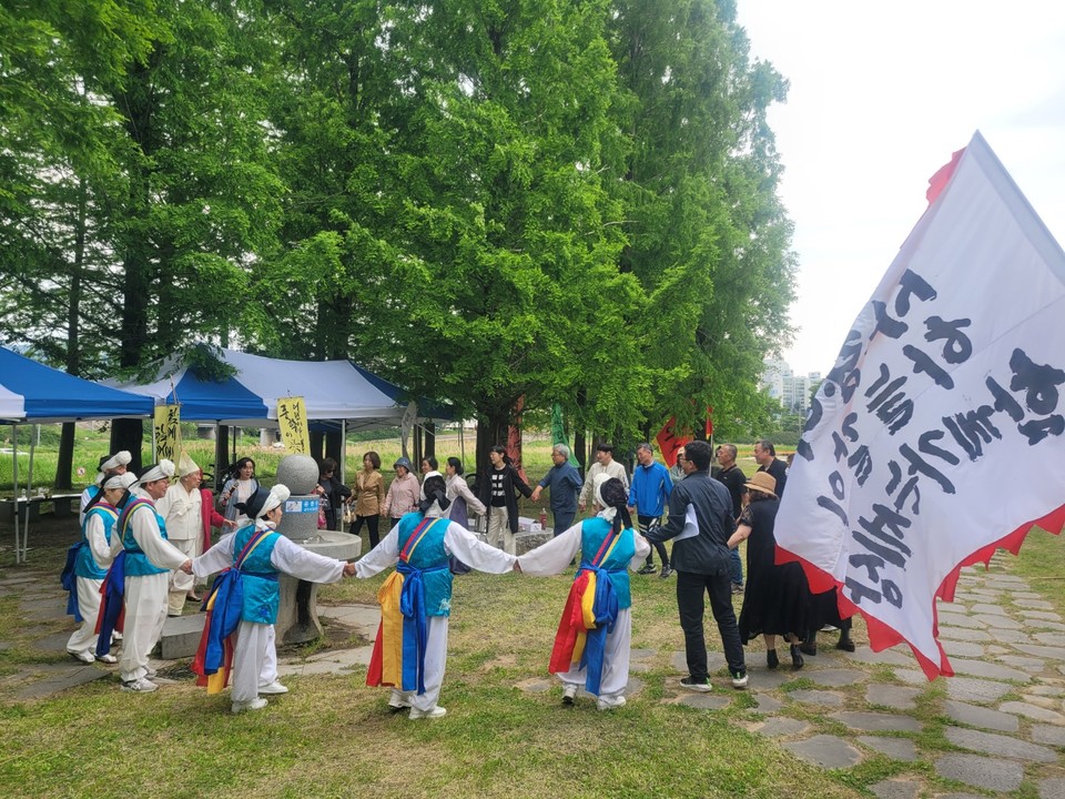 국가기념일로 지정된지 여섯 번째 해를 맞는 11일, ‘2022년 충북 동학농민혁명 국가기념일 기념’ 행사가 청주 꽃다리 인근 동학장승공원에서 열렸다. (사진=김남균 기자)