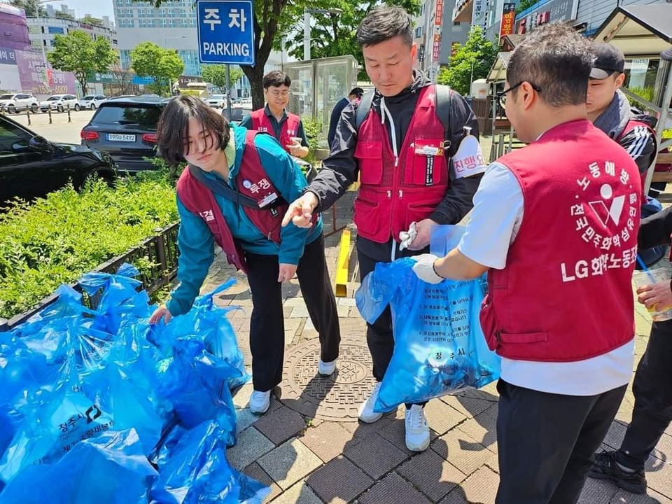 화섬식품노조 LG화학LG에너지솔루션지회(민주노총, 지회장 오찬교)가 노조창립 60주년을 맞아 환경봉사활동과 소외계층에 대한 물품 후원연대활동을 펼쳤다.