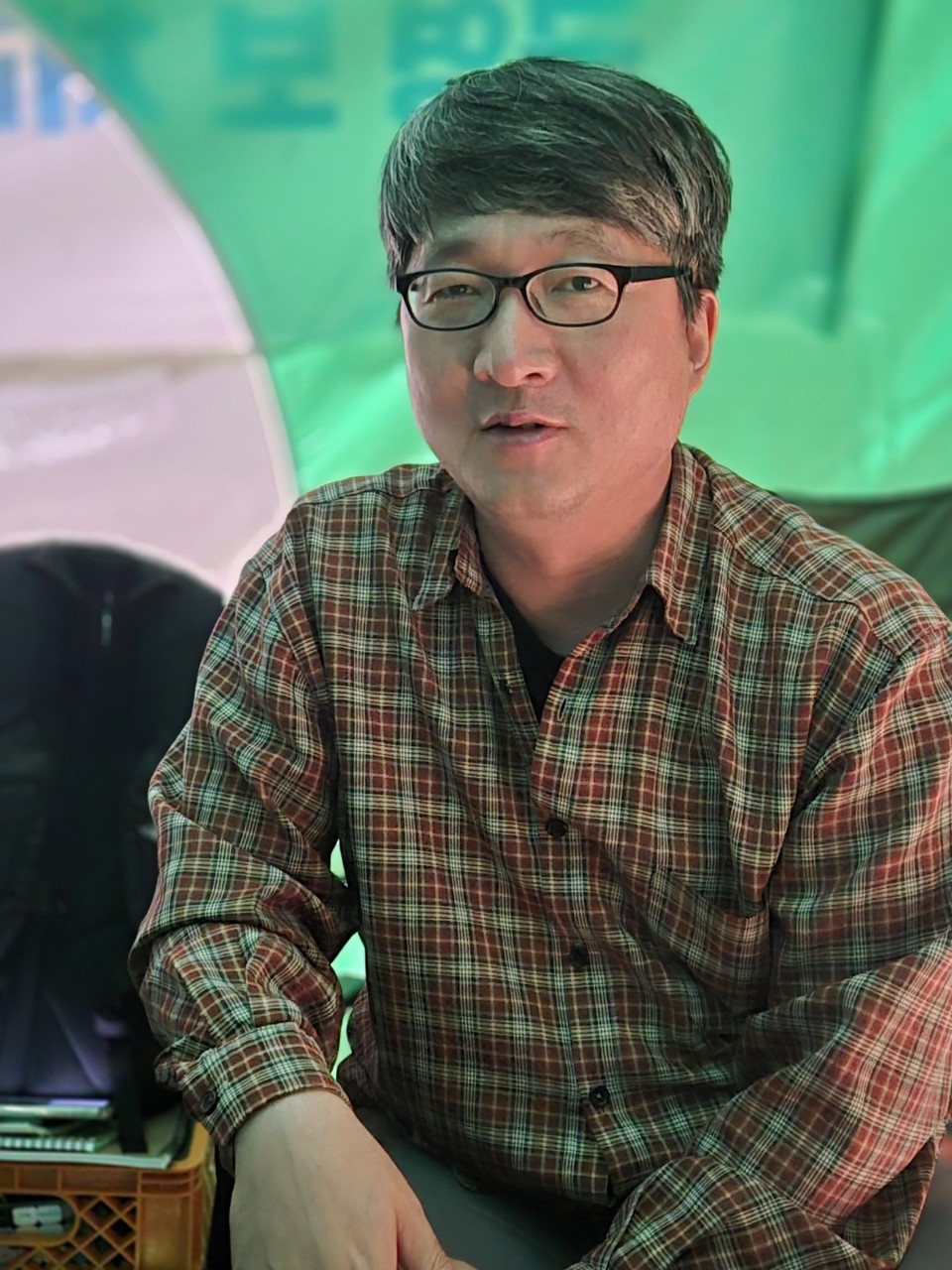 19일 천막농성장을 지키고 있는 이성우 청주충북환경운동연합 사무처장 (사진=김남균 기자)