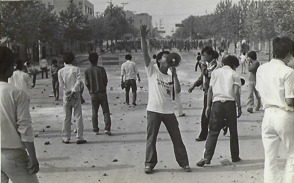 과거 학생시절 시위에 나선 이광희 당선인이 구호를 외치고 있는 모습(사진=이광희 당선인)