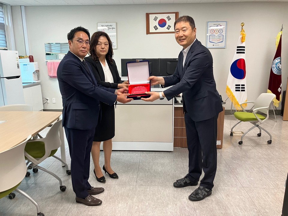 감사패 전달식에서 김태기, 윤병숙 부부는 졸업생 학부모로서 기부를 이어나가겠다는 의사를 밝혔다.(충북교육청 제공)