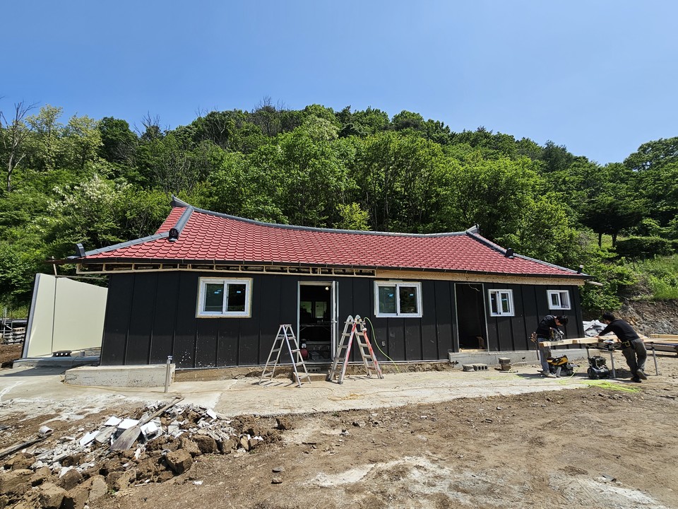 최상일 씨가 구입한 집을 리모델링하고 있다. 이 집에는 청년농 2명이 입주할 예정이다.