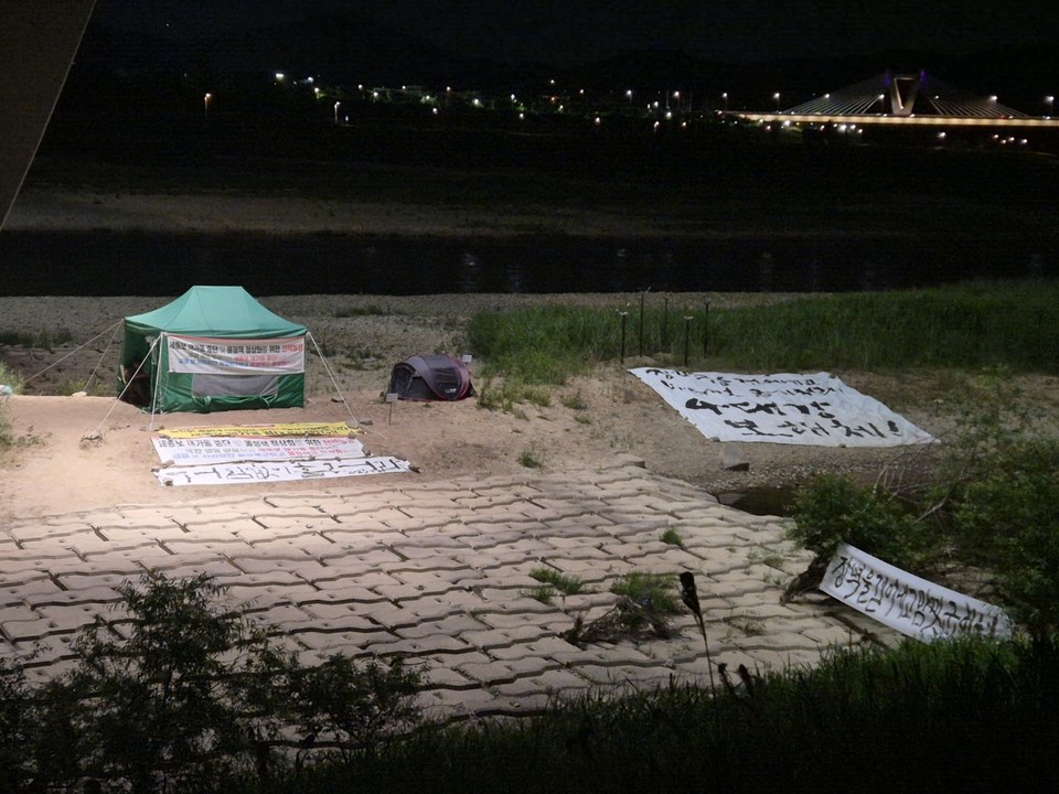 충청권 환경단체는 지난 달 30일부터 세종보 재가동 중단을 촉구하며 천막농성을 진행하고 있다.(사진=김남균 기자)