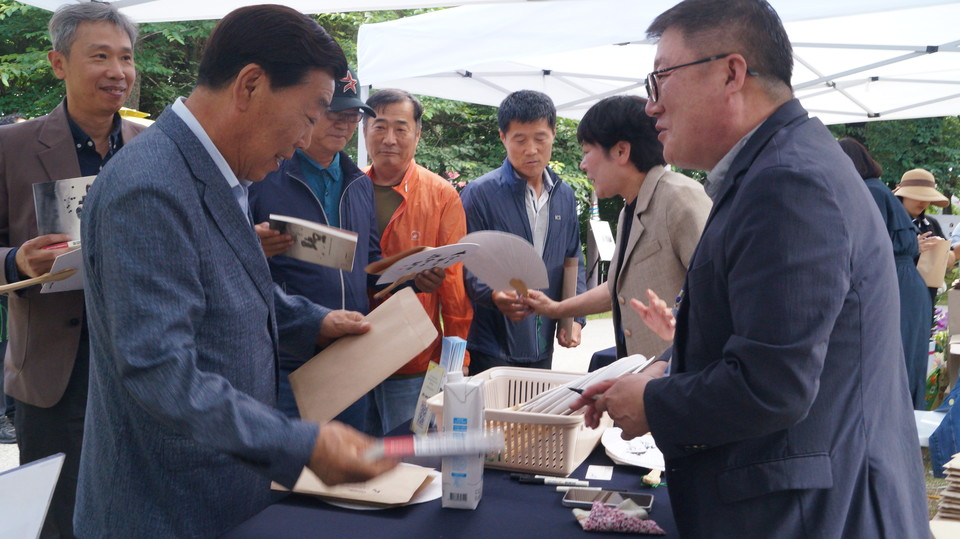 '파묘'의 저자 김남균 편집국장이 책 구매자들에게 서명과 메시지를 작성해 전달하고 있다.