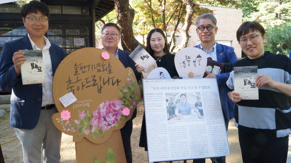 두꺼비마을신문 구성원과 김남균 편집국장이 기념 촬영하고 있다.