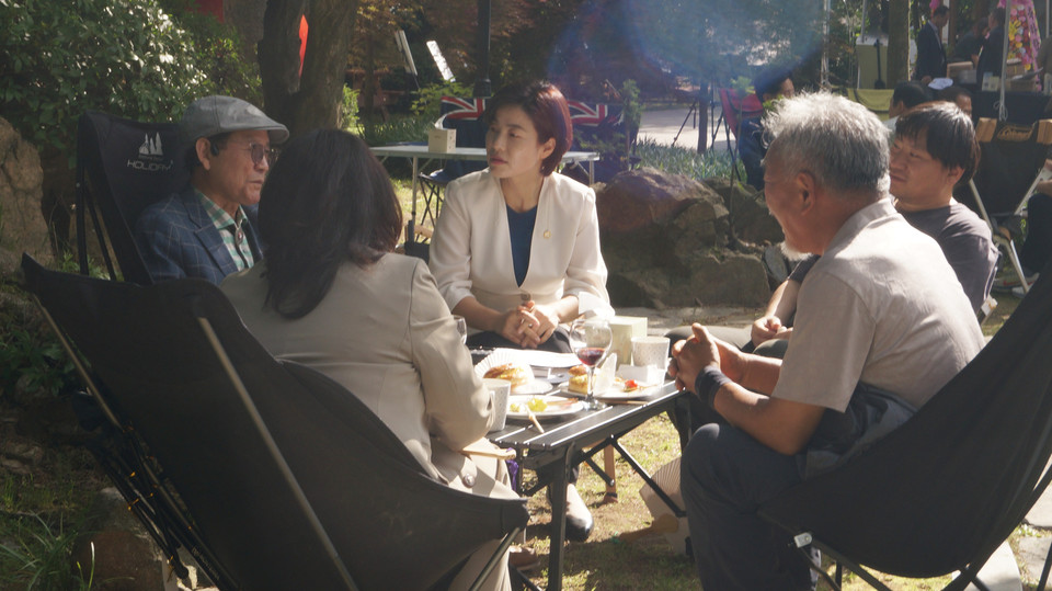 참석자들이 마련된 공간에서 환담을 나누고 있다.