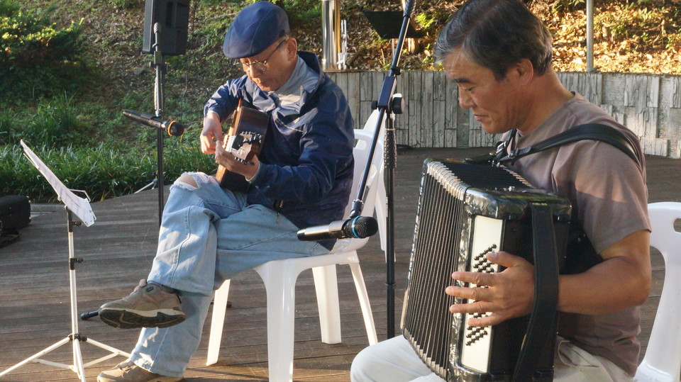 산오락회 김강곤 씨와 기타리스트 박종호 씨의 축하공연 모습.
