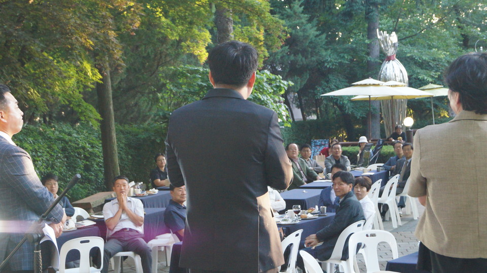 오옥균 대표(가운데)와 김태윤 대표가 참석자들에게 감사 인사를 전하고 있다.