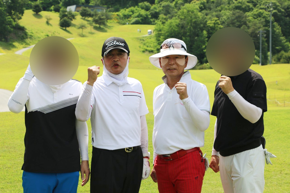 평일인 지난 29일 근무시간 대에  관내 골프대회에 참여한 최재형 보은군수(왼쪽에서 두번째)와 박덕흠 국회의원(왼쪽에서 세번째) (사진출처 : 보은군골프협회)