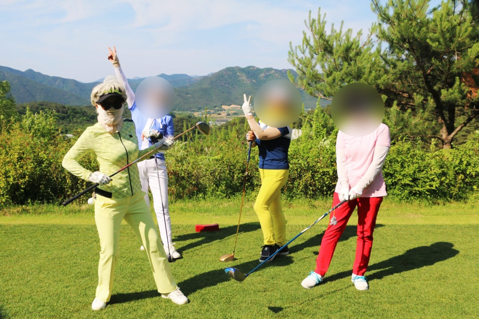 골프대회에 참가한 여성 참가자들이 흥겨운 자세를 취하고 있다. (사진출처 : 보은군골프협회)