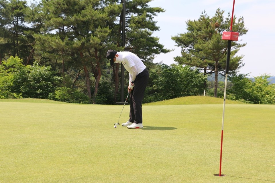 퍼팅하는 최재형 군수. 지난 29일 보은군 최재형 군수부부와 공무원 20명, 박덕흠 국회의원은 관내 모 골프장에서 열린 골프대회에 참석했다.
