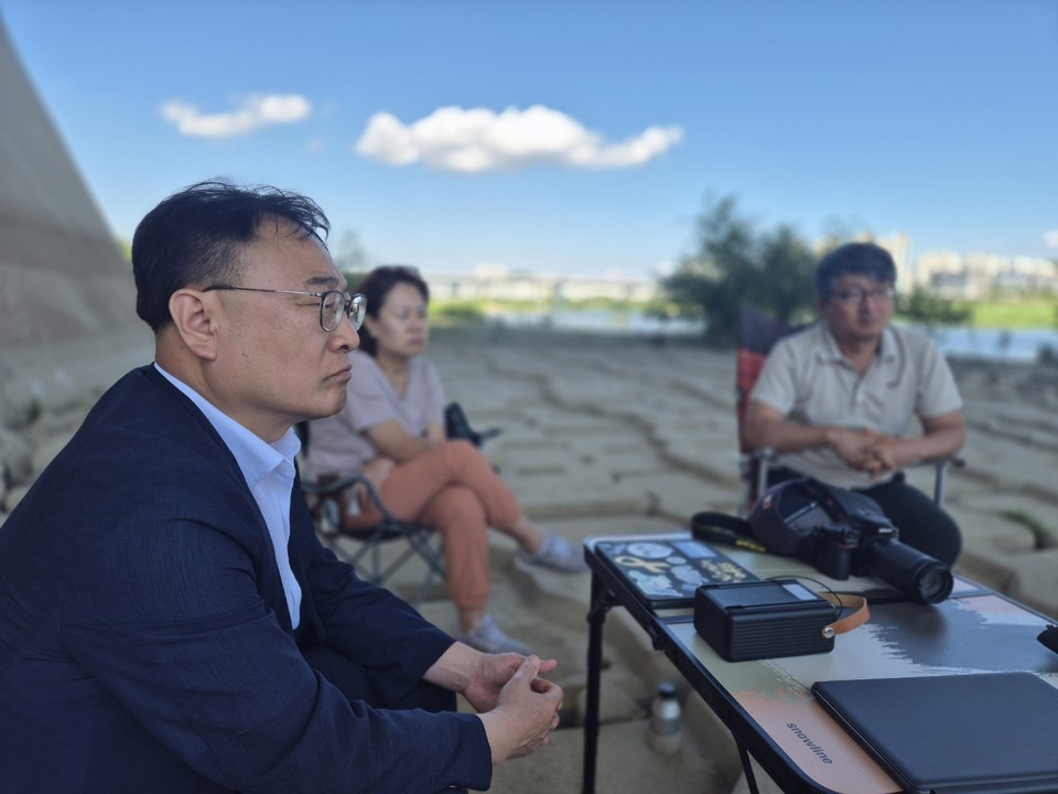 지난 1일 이광희 의원은 세종시 한두리대교 교각 아래 금강 둔치에 설치된 천막농성장을 방문해 환경단체 활동가들과 간담회를 진행했다.(사진=김남균 기자)