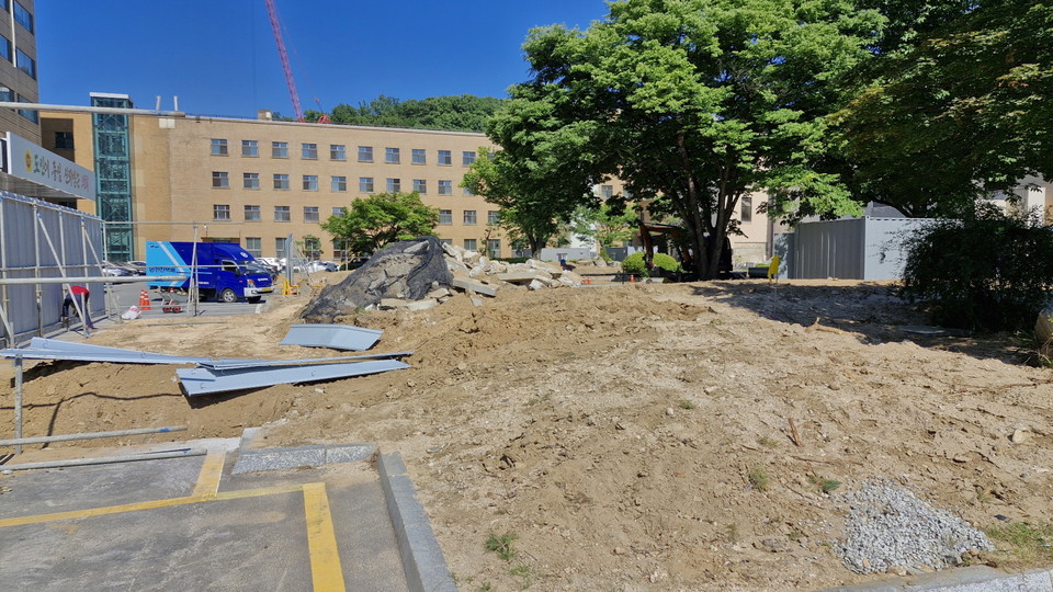 충북도청사 중앙정원 공사 모습. (사진=청주충북환경련)