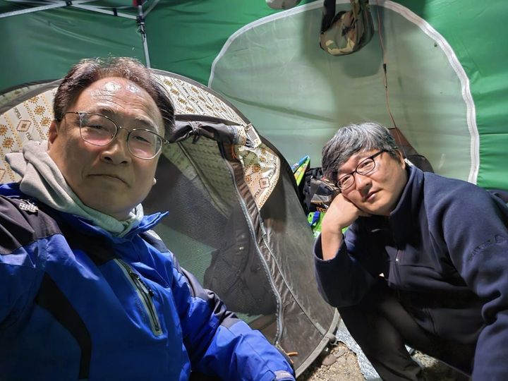 세종보 재가동을 반대하는 환경단체 투쟁에 연대를 표시했던 이광희(더불어민주당, 청주서원) 국회의원이 약속했던 대로 천막농성장에 합류해 1박2일동안 환경단체 활동가들과 함께 농성을 진행했다. (사진=청주충북환경운동연합)