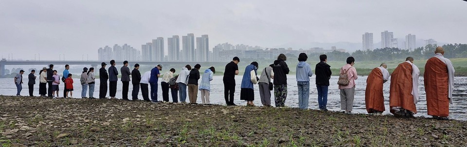 지난 8일 불교환경연대 회원들이 세종보를 찾아 재가동 중단을 요구하며 기도회를 열었다. (사진=청주충북환경운동연합)