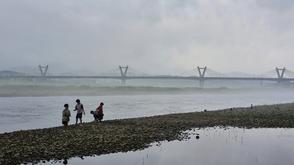 세종보 상류 500미터 지점 물가에서 아이들이 자갈을 주워 물수제비를 뜨고 있다. (사진=청주충북환경운동연합)