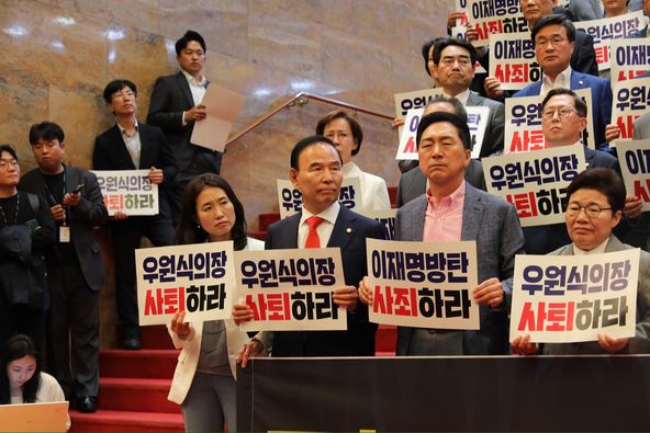 21대 국회 마지막 본회의 하루 뒤, 지역구 군수 부부와 평일 대낮 골프를 쳤던 박덕흠(국힘,보은‧옥천‧영동‧괴산) 국회의원이 22대 국회에서 야당에 맞서 의회민주주의를 꼭 지켜내겠다고 선언했다.