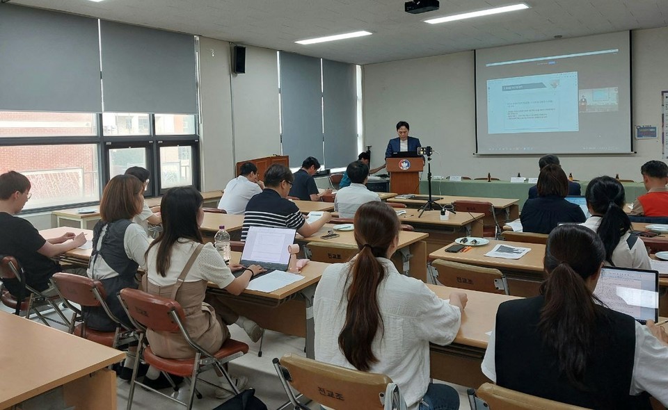 충북교육연대는 10일 ‘교사 정원 축소 어떻게 대응할 것인가’라는 주제로 토론회를 열었다.