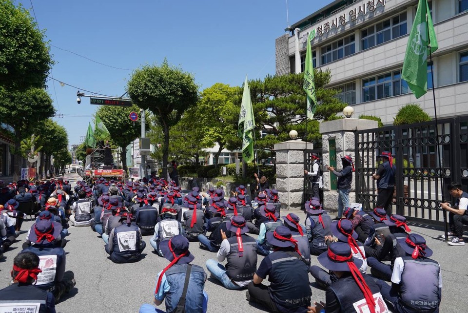 12일 민주노총 건설노조 충북지부는 청주시청 일원에서 집회를 열고 건설노동자 고용 안정 및 현장의 불법행위 관리 감독을 촉구하는 집회를 진행했다. 