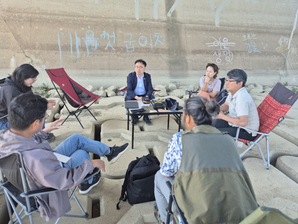 세종보 재가동을 반대하는 환경단체 투쟁에 연대를 표시했던 이광희(더불어민주당, 청주서원) 국회의원이 약속했던 대로 천막농성장에 합류했다.  사진은 지난 1일 천막농성장을 찾은 이광희 국회의원과 환경단체 활동가들이 간담회를 진행하는 장면(사진=김남균 기자)