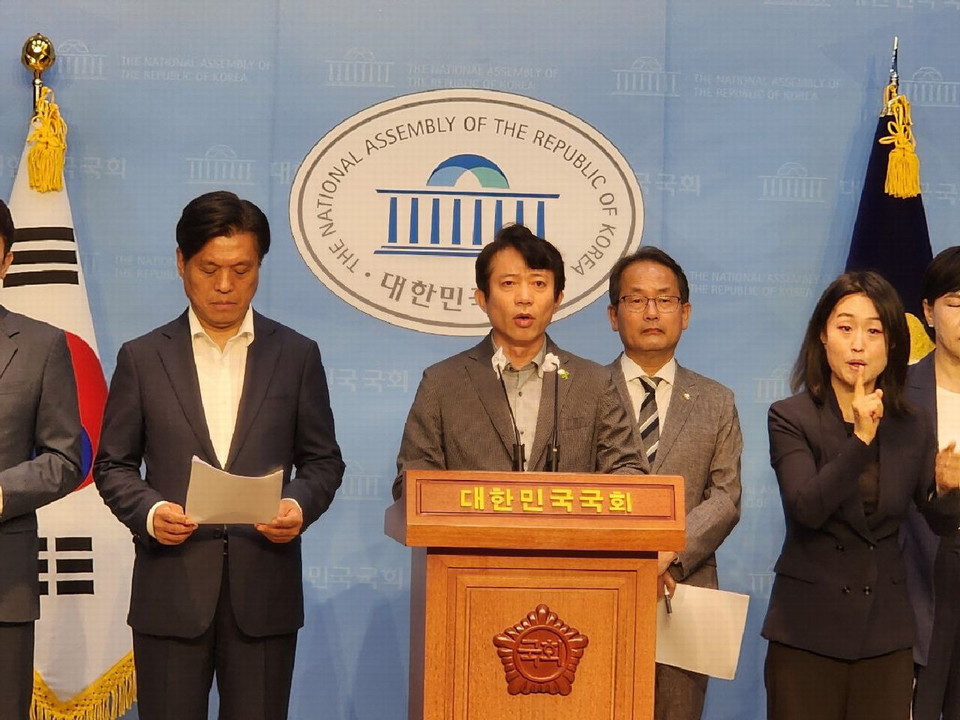 이강일 국회의원이 11일 국회 소통관에서 국민권익위원회의 '김건희 여사 명품백 수수사건 종결 처리' 결정을 규탄하고 있다.(이강일 의원실 제공)