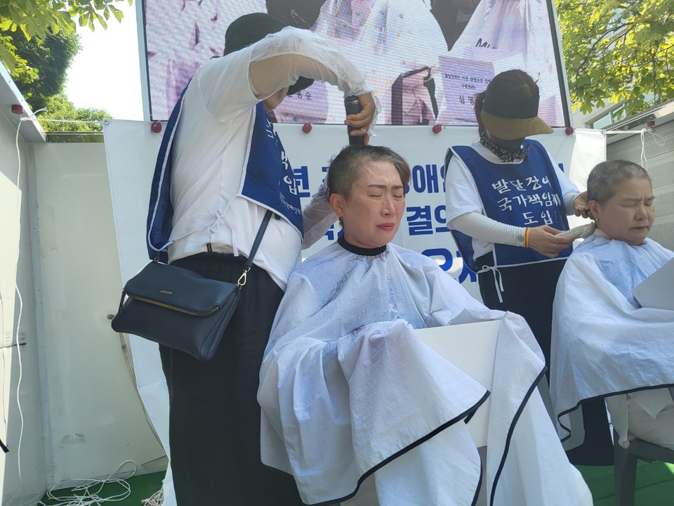 전국장애인부모연대 충북지부 지부장들은 결의대회에서 장애인들의 권리보호를 요구하며 삭발식을  진행했다.