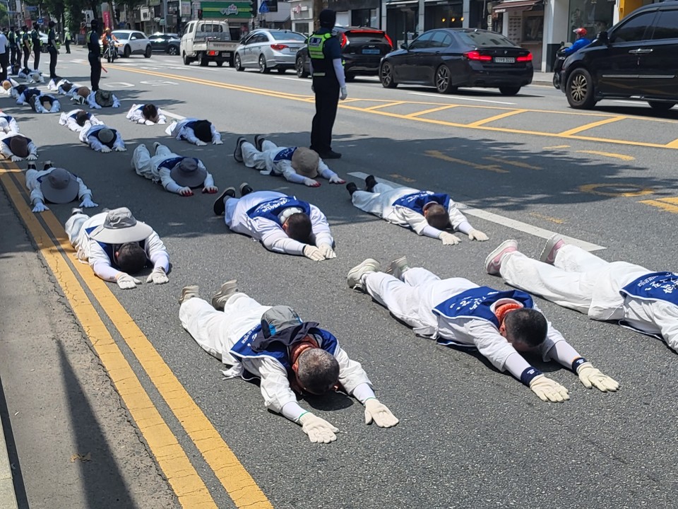 충북 발달장애인 부모들은 19일 결의대회를 열고 장애인들이 보편적인 삶을 살기 위해서는 국가와 지자체의 적극적인 지원이 필요하다고 밝혔다.