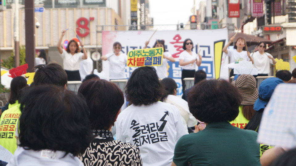 '이주노동자 차별철폐'라고 적힌 머리띠를 착용한 채 난타동아리 해당화의 공연을 보고있는 한 참가자.