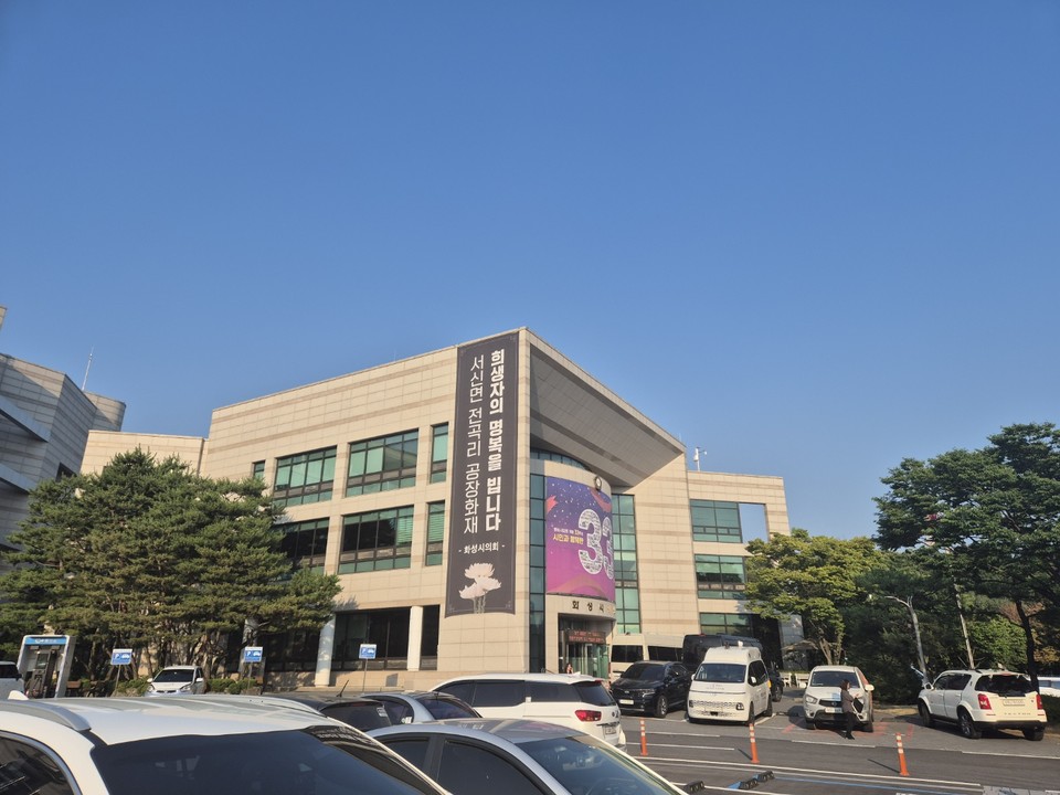 화재참사로 23명의 사망자를 낸 ㈜아리셀이 대국민사과를 진행하고, 대형로펌을 선임해 법률대응을 준비하면서도 정작 희생자 유가족에겐 3일동안 사과는커녕 전화한통 조차 하지 않았던 것으로 나타났다. 사진은 아리셀 화재참사 임시 합동분향소가 마련된 화성시청 전경(사진=김남균 기자)