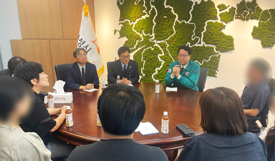 27일 오후 4시 50분 화성시청에서 우원식 국회의장이 아리셀 화재참사 희생자 A씨 유가족과 면담을 진행하고 있다. (사진 = 오옥균 기자)