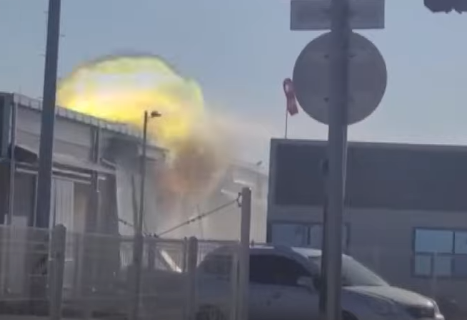 2022년 4월 1일 보은군 삼승면 소재 티이엠씨(주) 공장 폭발사고 장면. 당시 찰영된 영상을 보면 폭발은 20여분 동안 총 4차례나 발생했다. 엄청난 굉음을 일으키며 발생한 폭발로 발생환 화염은 건물 지붕을 뚫고 하늘로 솟구쳤다.