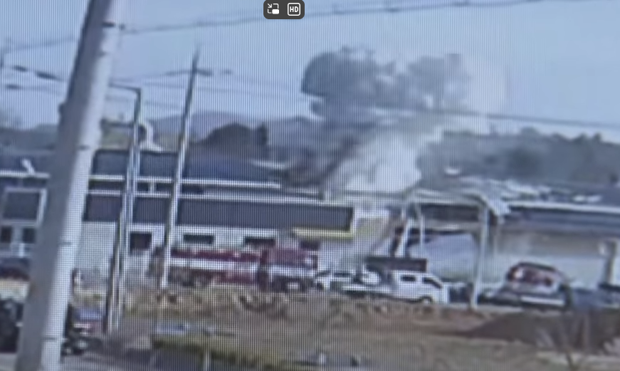 2022년 4월 1일 보은군 삼승면 소재 티이엠씨(주) 공장 폭발사고 장면. 당시 찰영된 영상을 보면 폭발은 20여분 동안 총 4차례나 발생했다. 엄청난 굉음을 일으키며 발생한 폭발로 발생환 화염은 건물 지붕을 뚫고 하늘로 솟구쳤다.