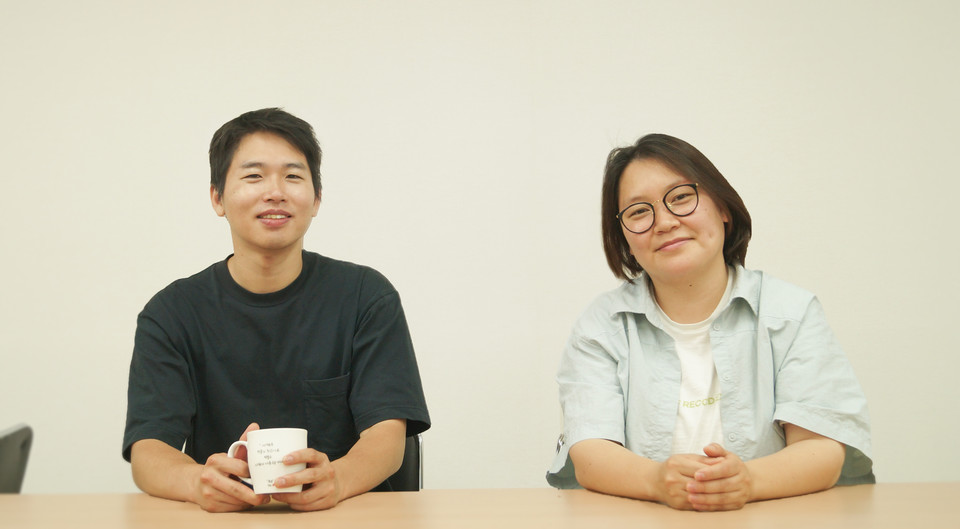 오송 참사 기록화를 진행 중인 '747 오송역 정류장' 모임 길한샘 씨(좌측)와 '기억록' 안보화 대표의 모습. 