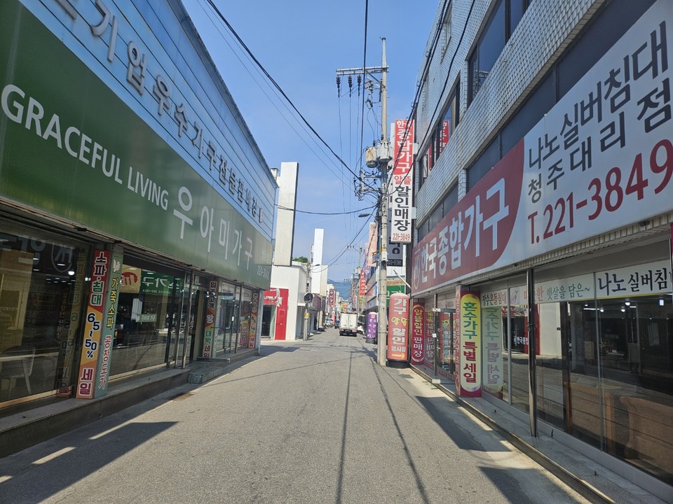 문제의 가로주택정비사업이 진행 중인 남주동 가구점골목. A씨 자택과 B씨의 자택은 직선거리로 100m  남짓 떨어져 있다.