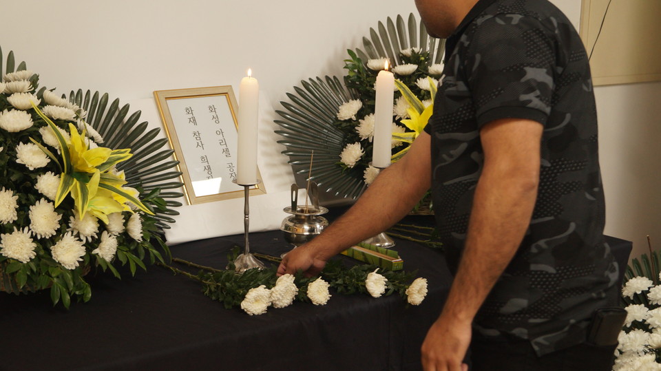 한 추모객이 분향소에 헌화하고 있다.