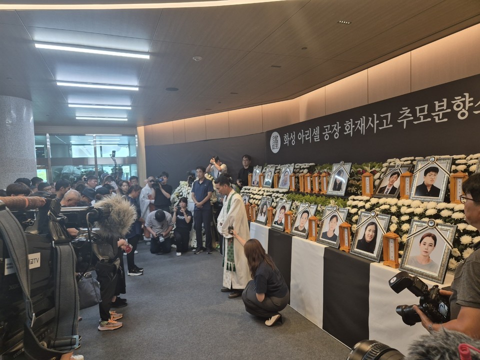(주)아리셀 화재참사 발생 열흘이 지난 지난 4일 유가족들은 화성시청에 설치된 분향소에 영정과 위패를 안치하고 종교계와 함께 봉안제를 지냈다. (사진=김남균 기자)