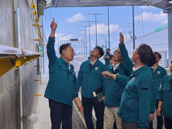 오송 궁평2지하차도를 찾은 국회의원. 5일 이광희, 이연희, 이강일 의원이 오송 궁평 2지하차도를 방문해 충북도가 설치한 비상탈출시설인 핸드레일을 점검했다. (사진=이광희 의원)