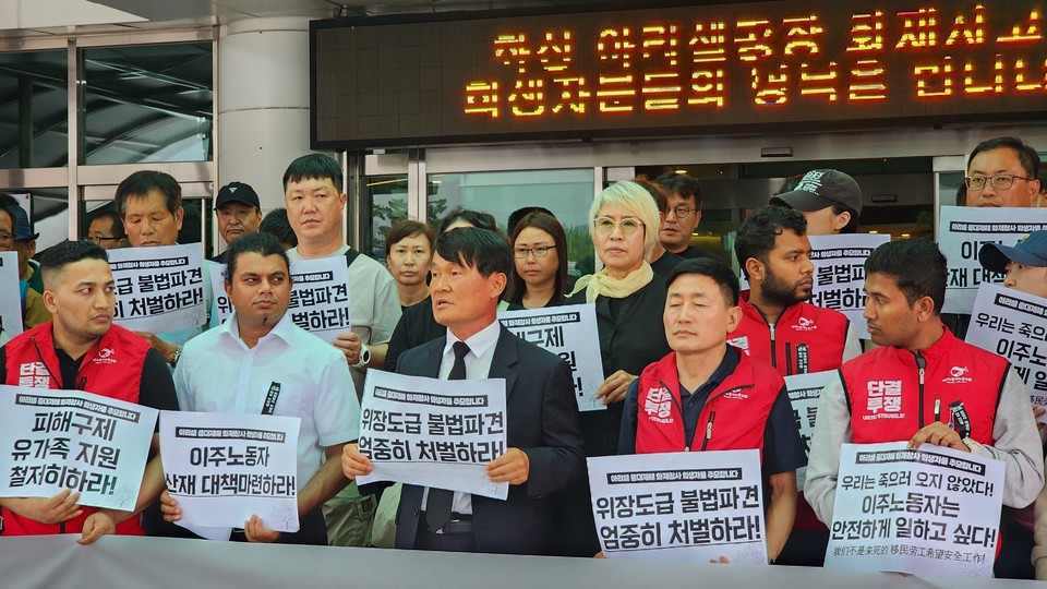 합동 분향을 마친 이상정 충북도의원과 정의당 이현주 충북도당위원장이 기자회견에 참가했다. 발언하는 이상정 충북도의원.