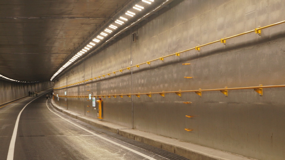 궁평2지하차도 벽면에 핸드레일이 설치되어 있는 모습.