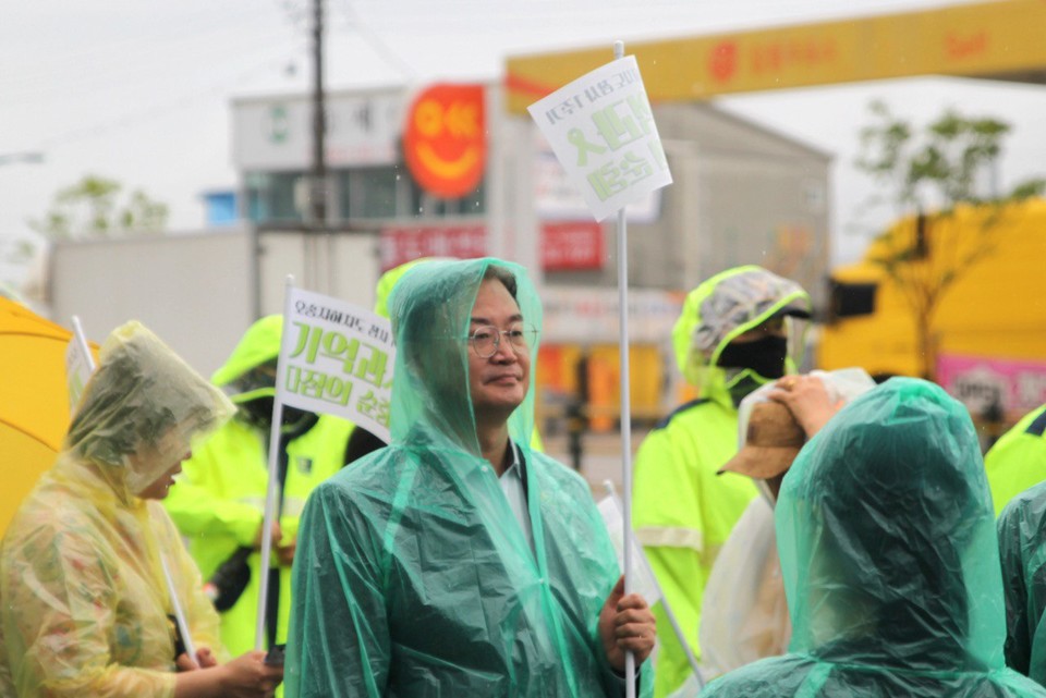 8일 이연희 국회의원(가운데)은 오송참사1주기를 맞아  오송참사 유가족과 시민대책위원 관계자와 함게 '기억과 다짐의 도보순례' 행진에 참여해 책임자 처벌과 진상규명을 요구했다. (사진=이연희 의원실)